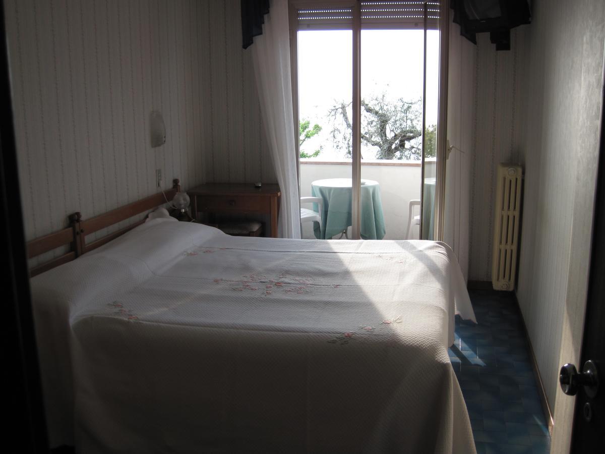Piccolo Hotel Direkt Am See Бренцоне-суль-Гарда Экстерьер фото