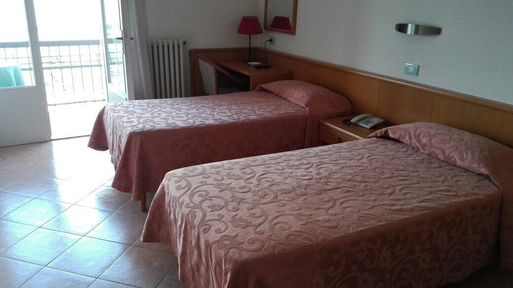 Piccolo Hotel Direkt Am See Бренцоне-суль-Гарда Экстерьер фото