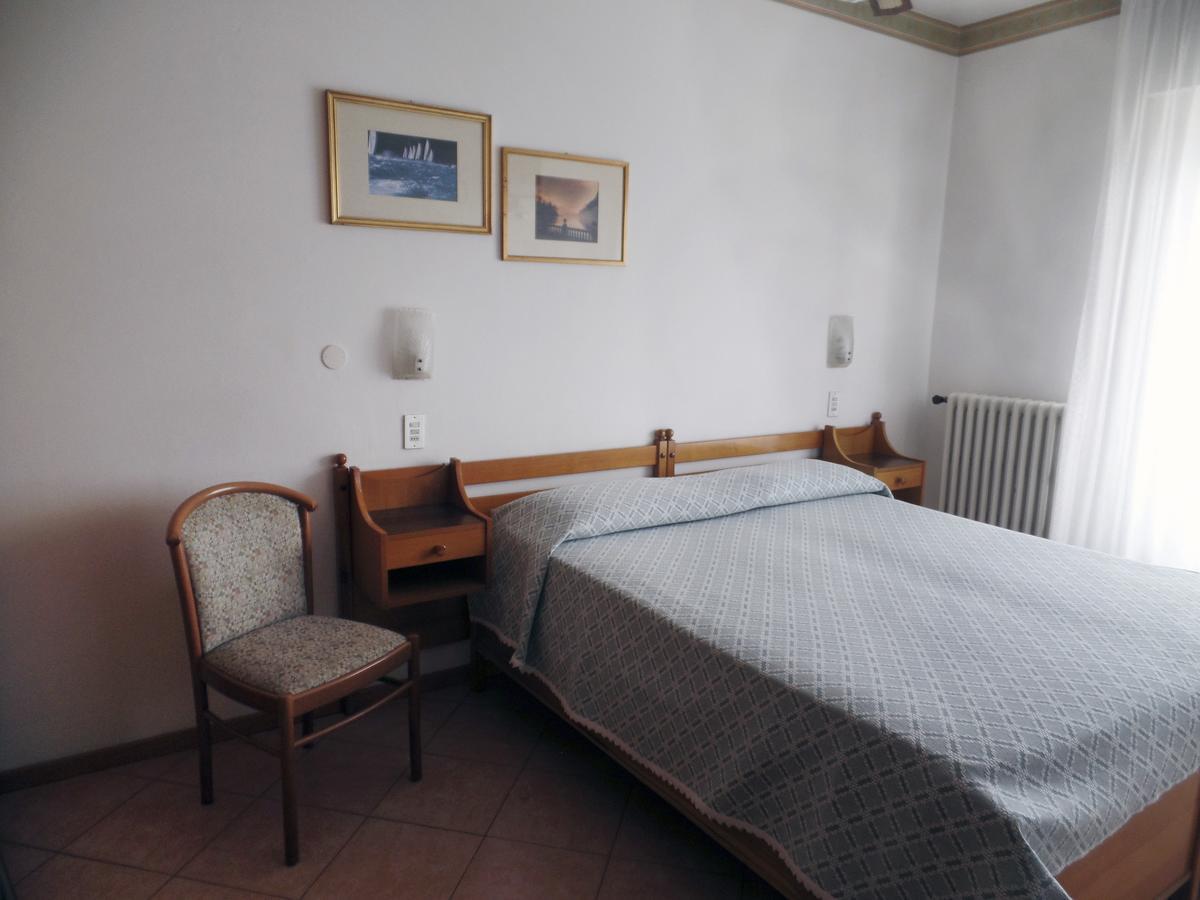 Piccolo Hotel Direkt Am See Бренцоне-суль-Гарда Экстерьер фото