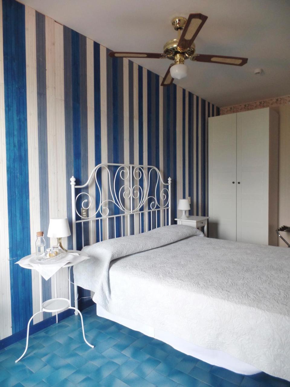 Piccolo Hotel Direkt Am See Бренцоне-суль-Гарда Экстерьер фото