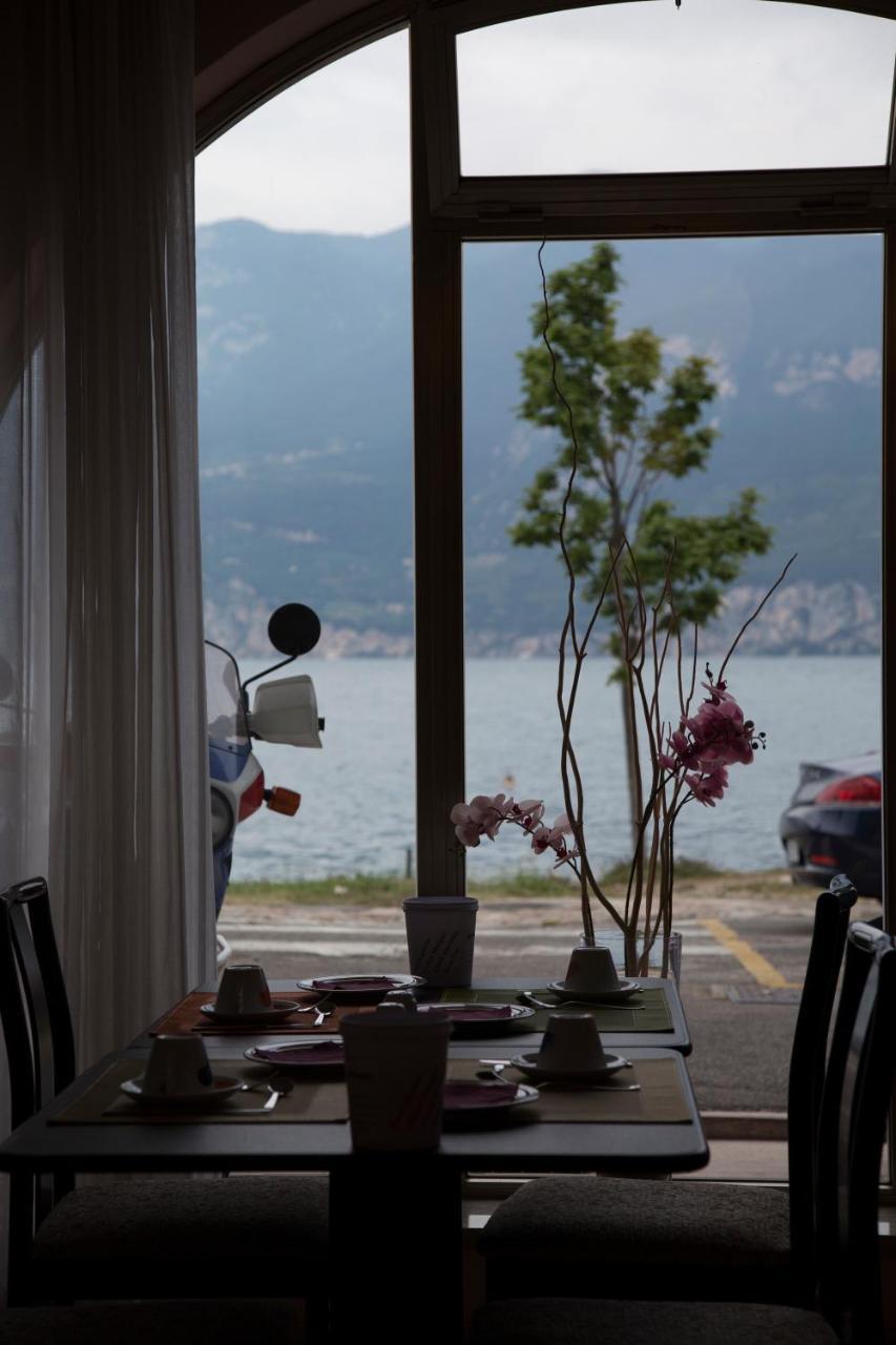 Piccolo Hotel Direkt Am See Бренцоне-суль-Гарда Экстерьер фото