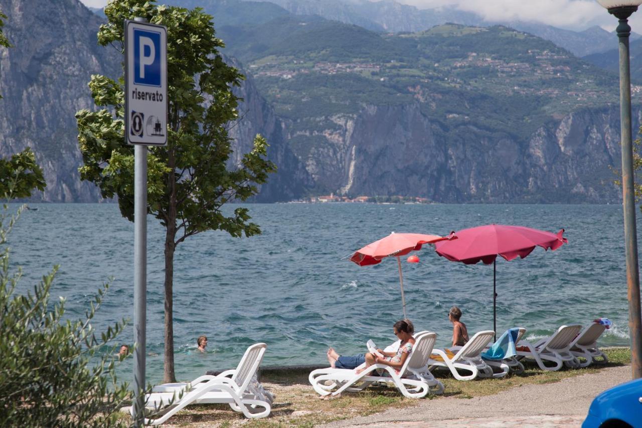 Piccolo Hotel Direkt Am See Бренцоне-суль-Гарда Экстерьер фото